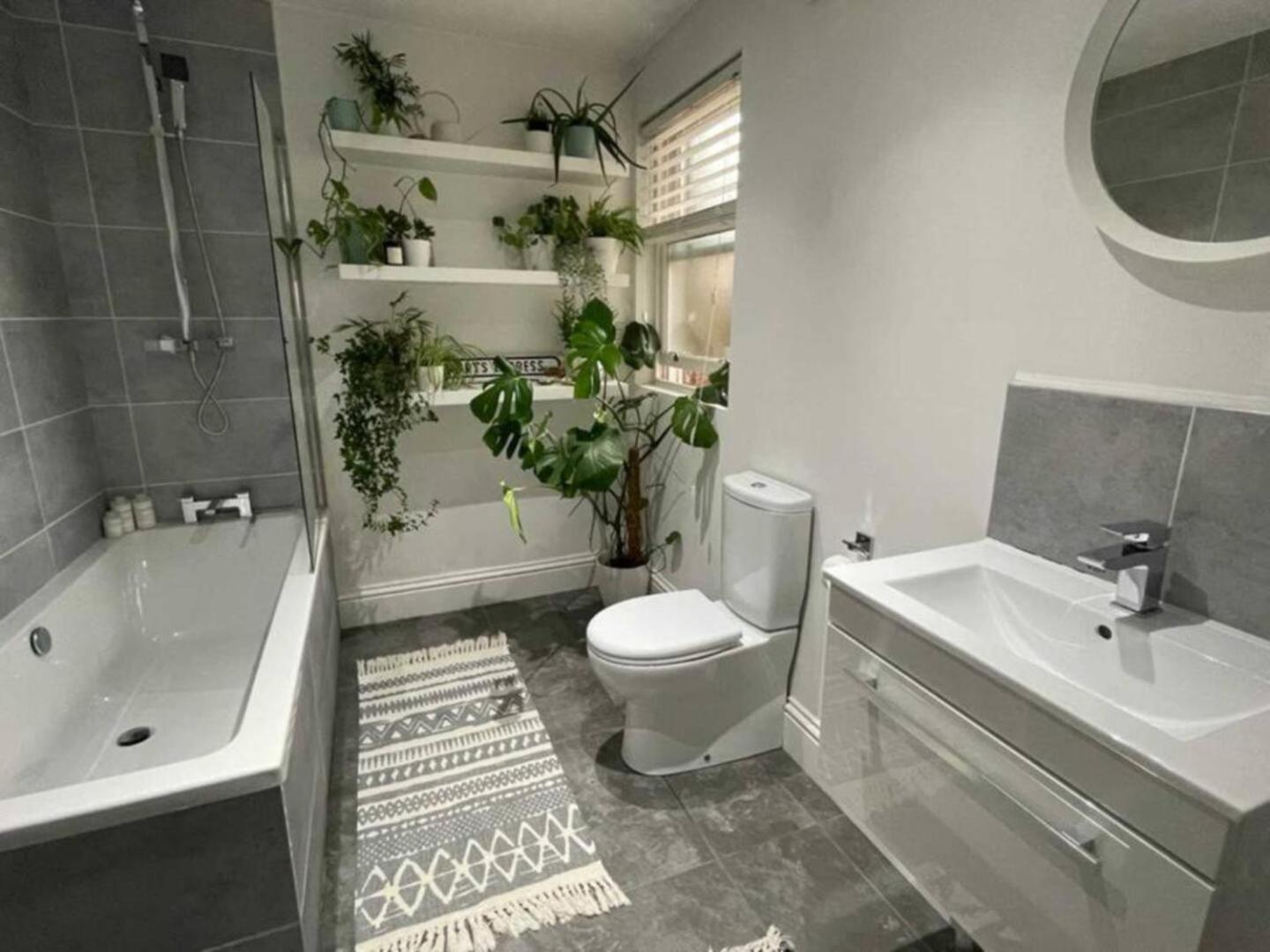 Apartment Rare Find! By Sefton Park Off-street Parking *