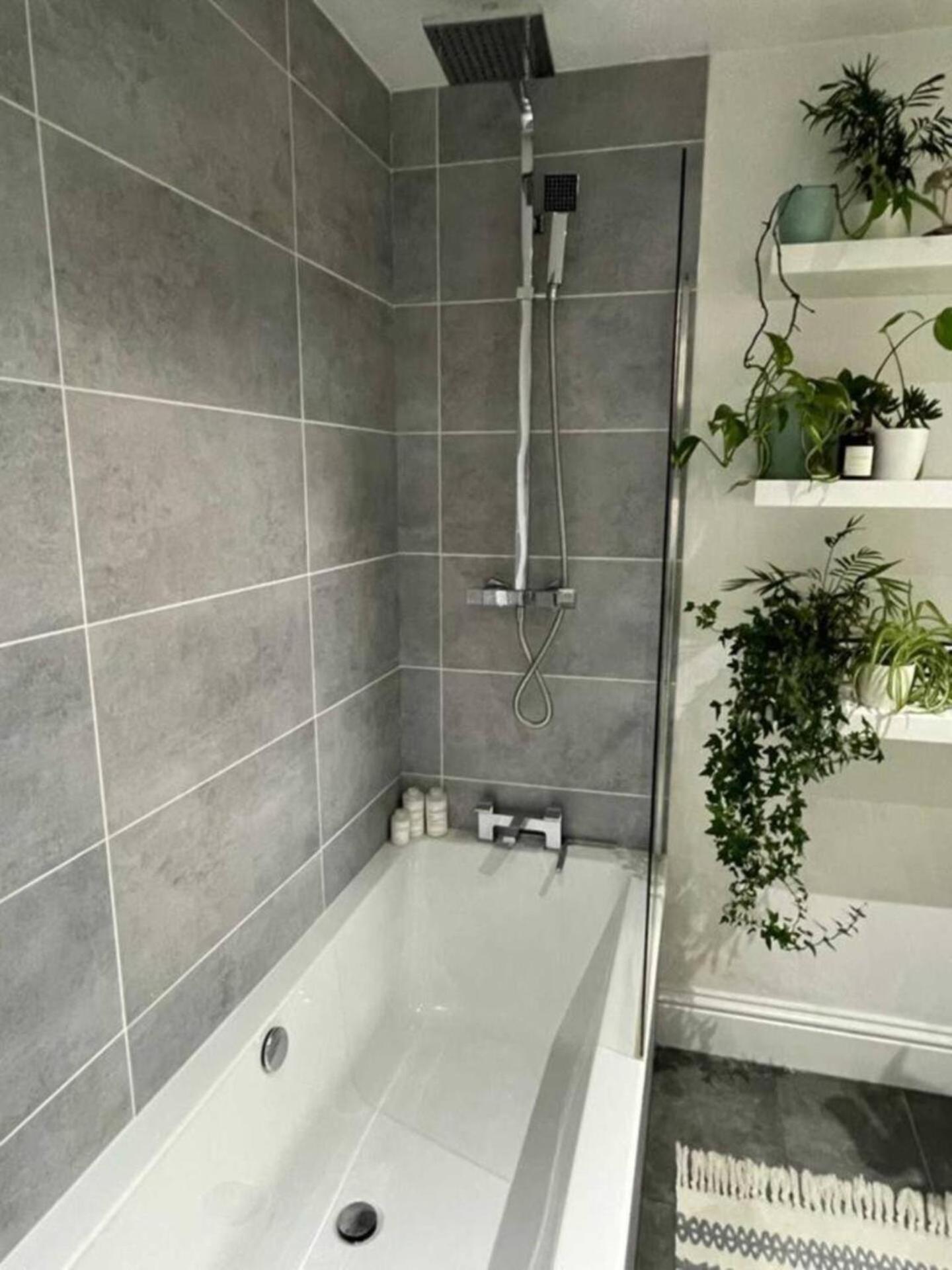 Apartment Rare Find! By Sefton Park Off-street Parking