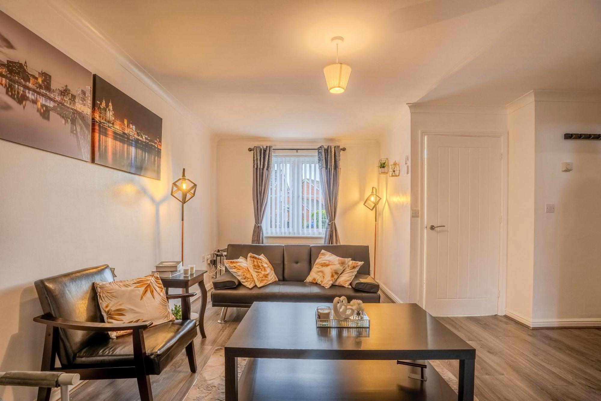 5-beds In Quiet Three Bedroom House Near Anfield Stadium, Free Parking Apartment