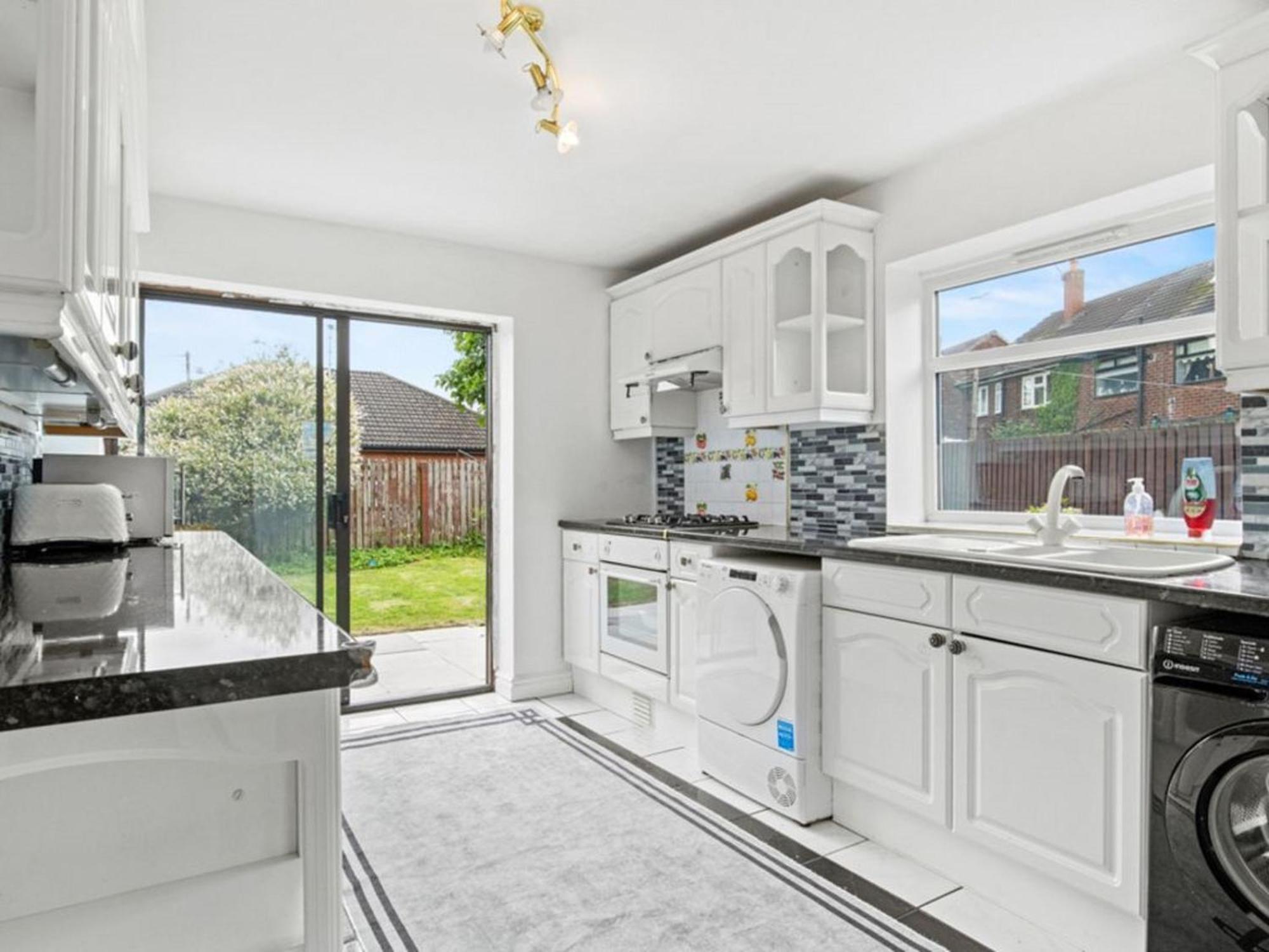 Spacious 3 Bedroom In Aintree Apartment *