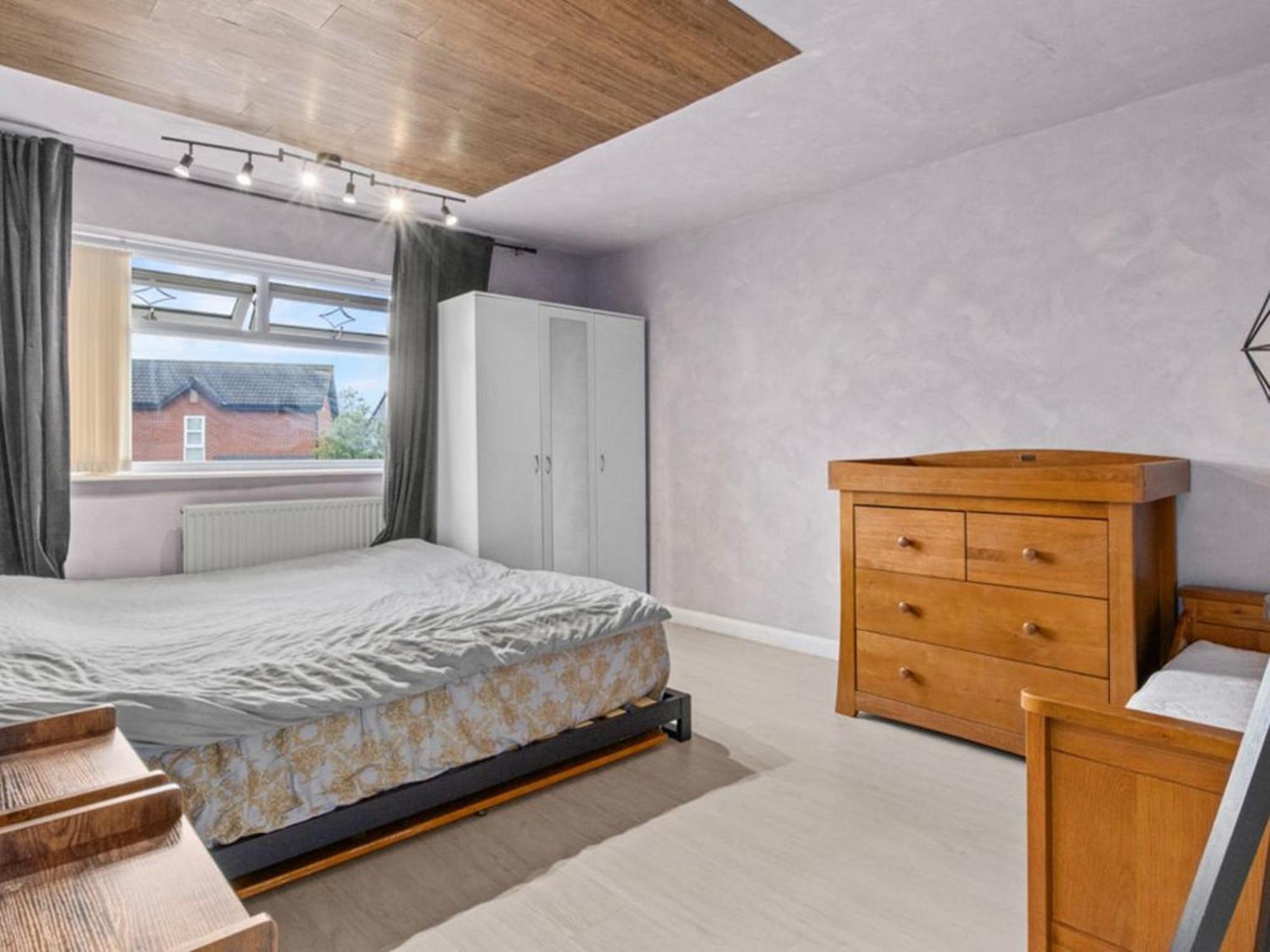 Spacious 3 Bedroom In Aintree Apartment *
