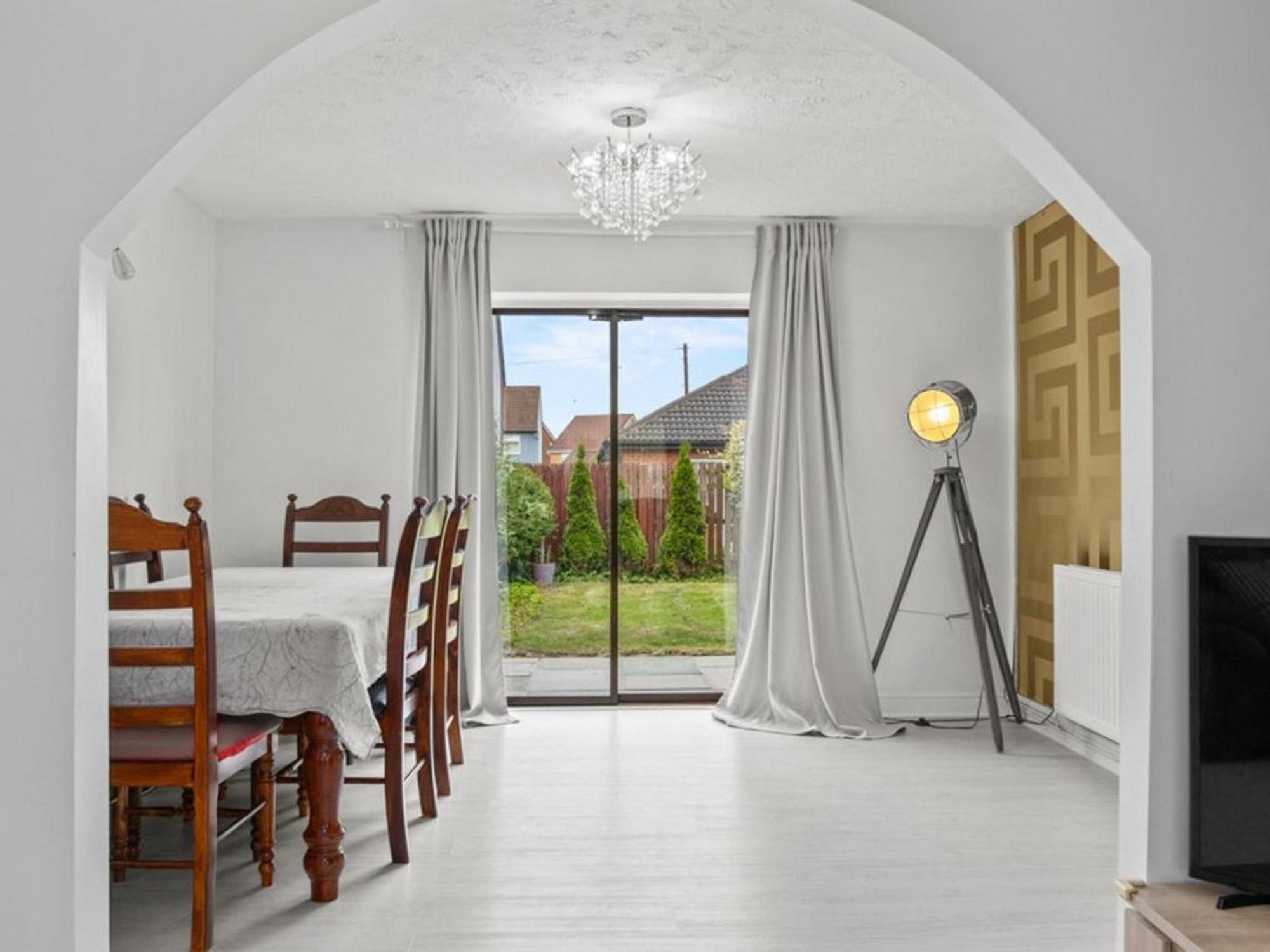 Spacious 3 Bedroom In Aintree Apartment