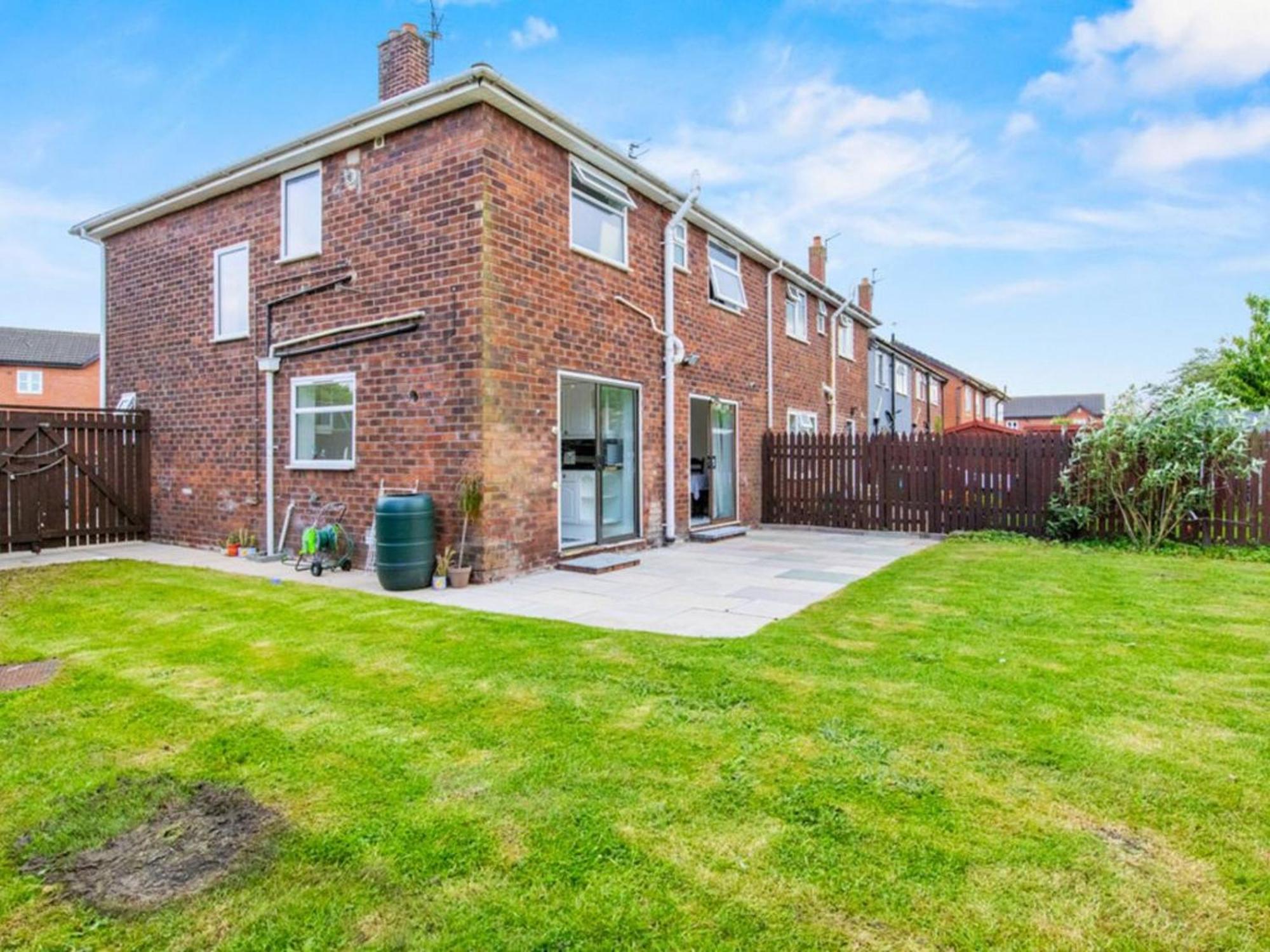 Spacious 3 Bedroom In Aintree Apartment Liverpool