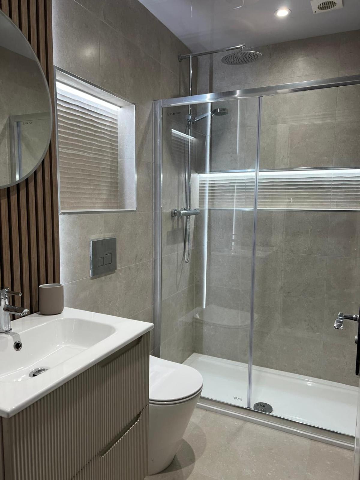 Apartment 1 Bedroomed In Sleeps 4 *