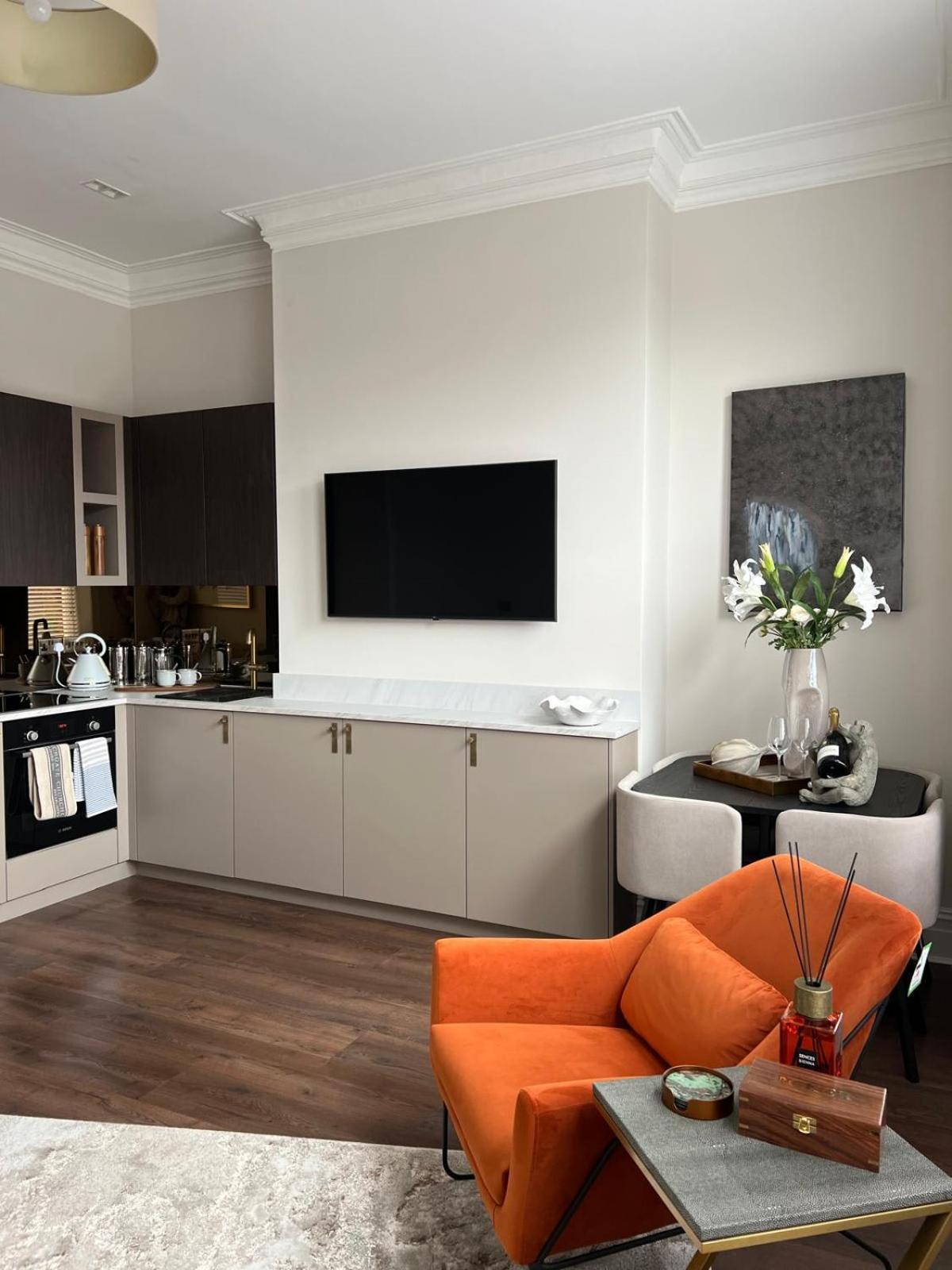1 Bedroomed In Sleeps 4 Apartment *