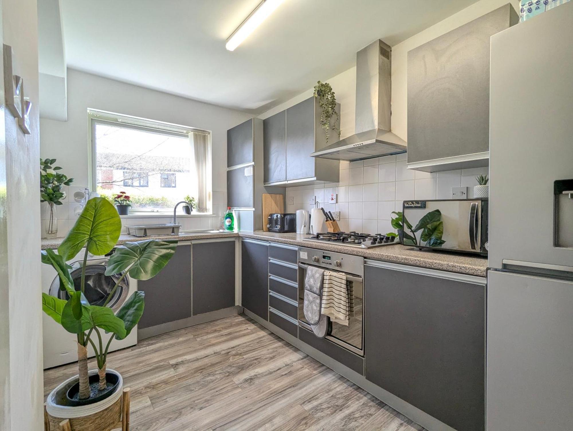 Large 3-bedrooms House Near Centre Free Parking