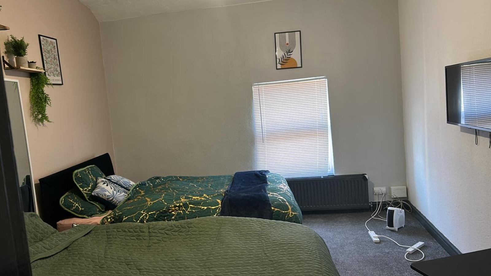 Cozy Large Sized 4 Bedroom Flat Apartment *