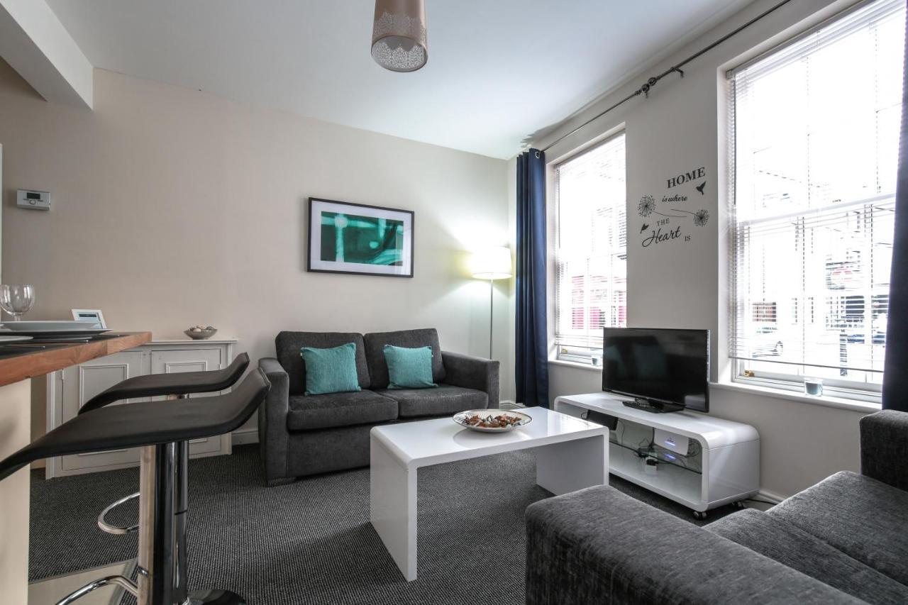 Roscoe Street Apartment *