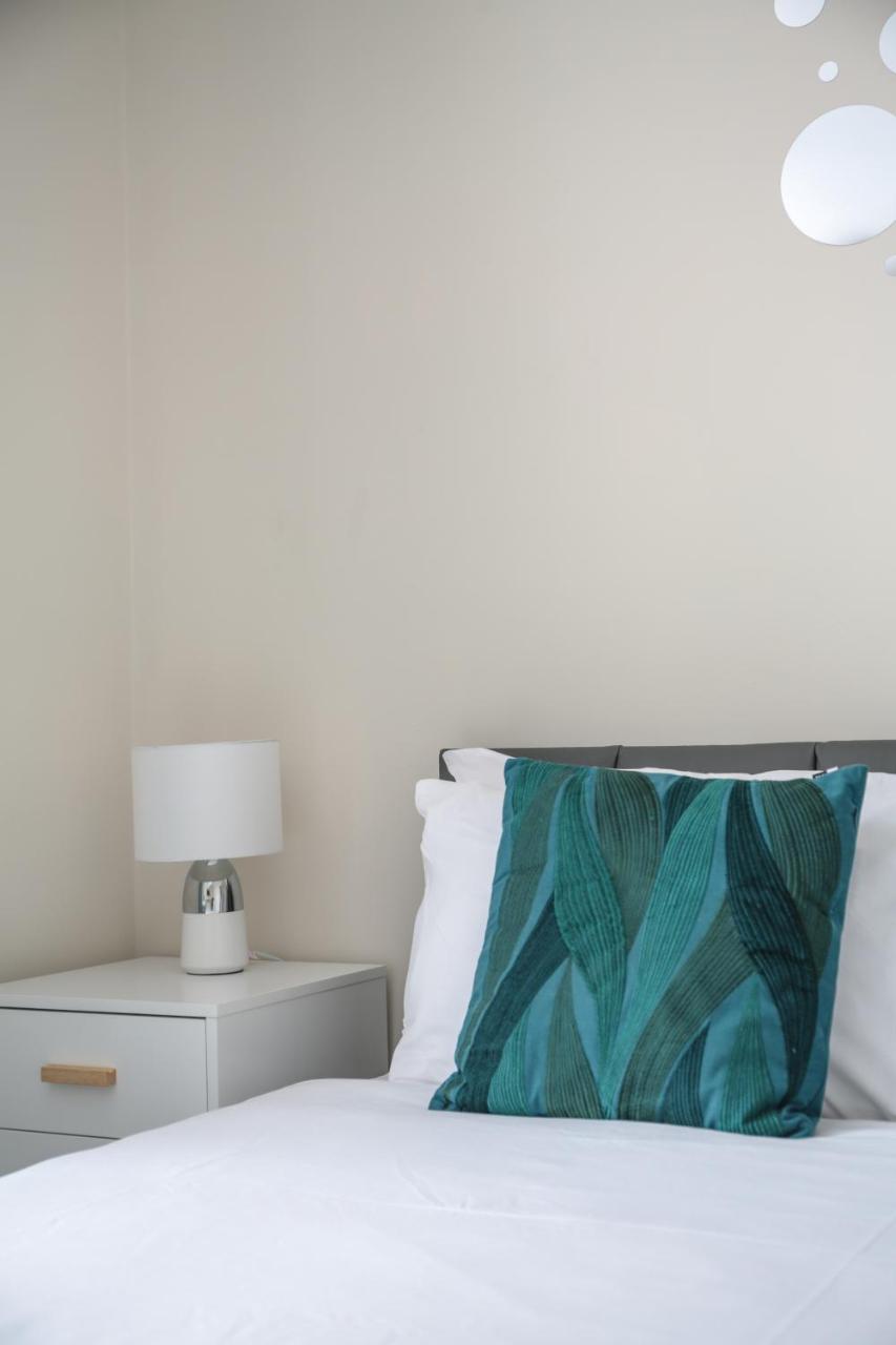 Roscoe Street Apartment *
