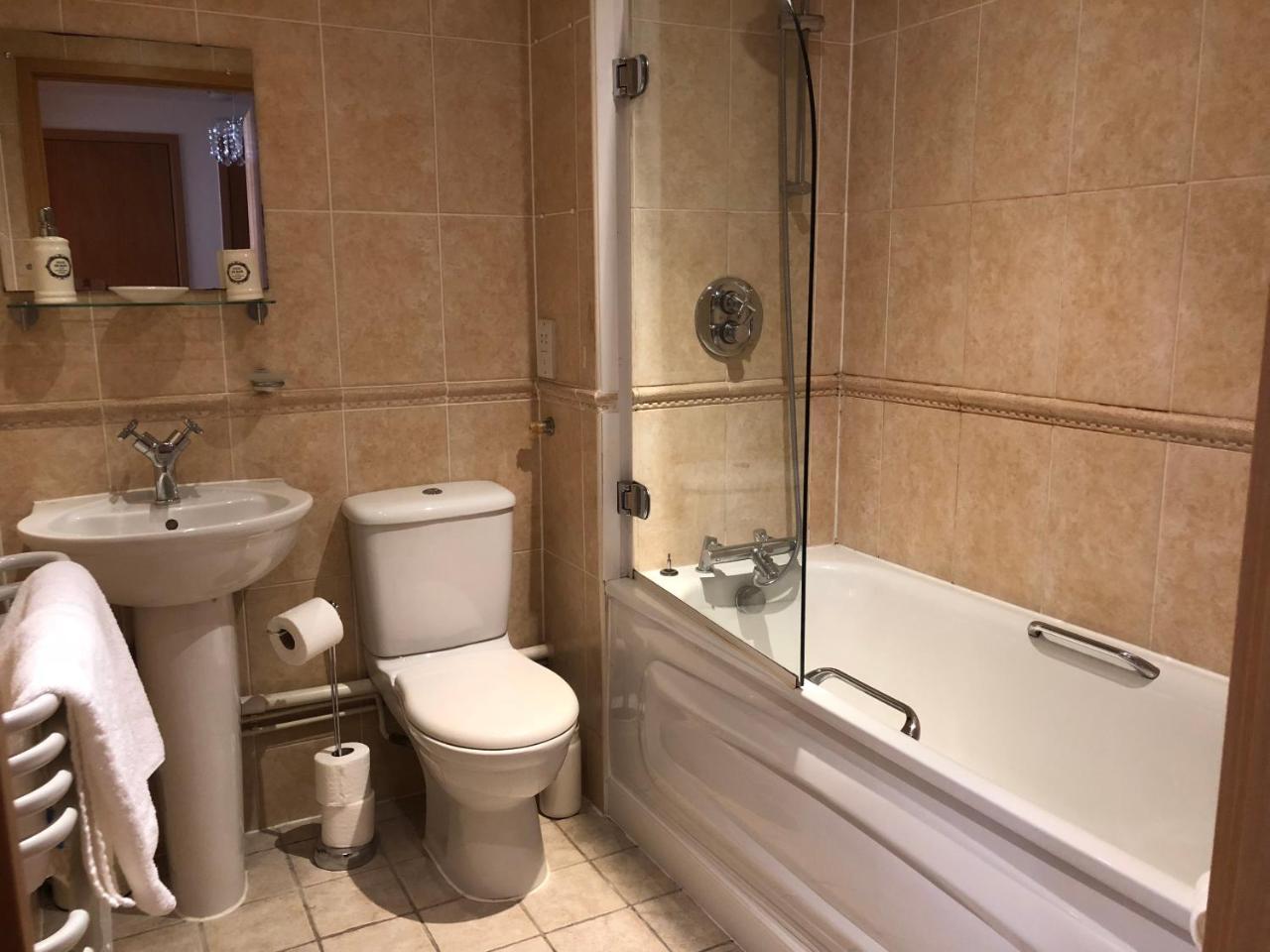 Apartment Air Host And Clean - Manhattan Place With Free Underground Secure Parking