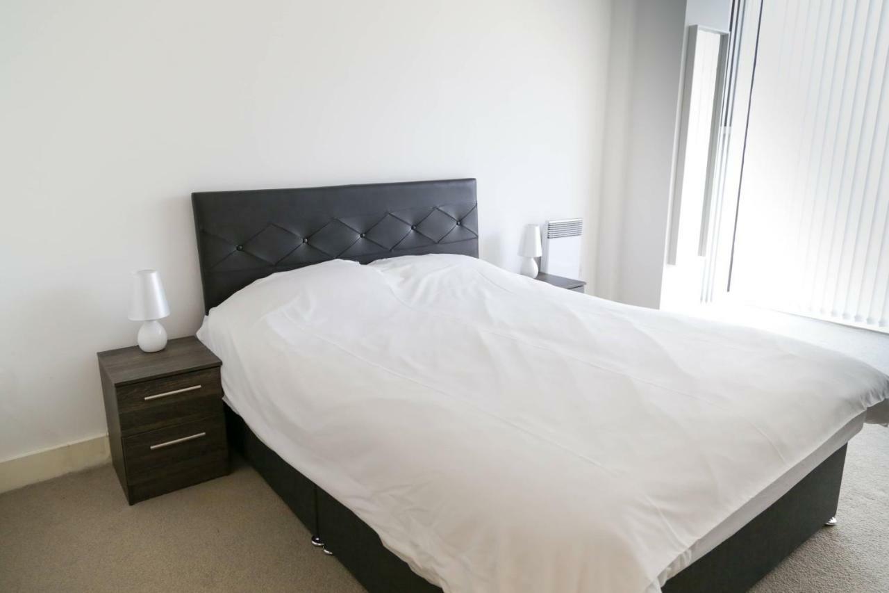Apartment Serviced In Centre - Free Parking - Balcony - By Happy Days *