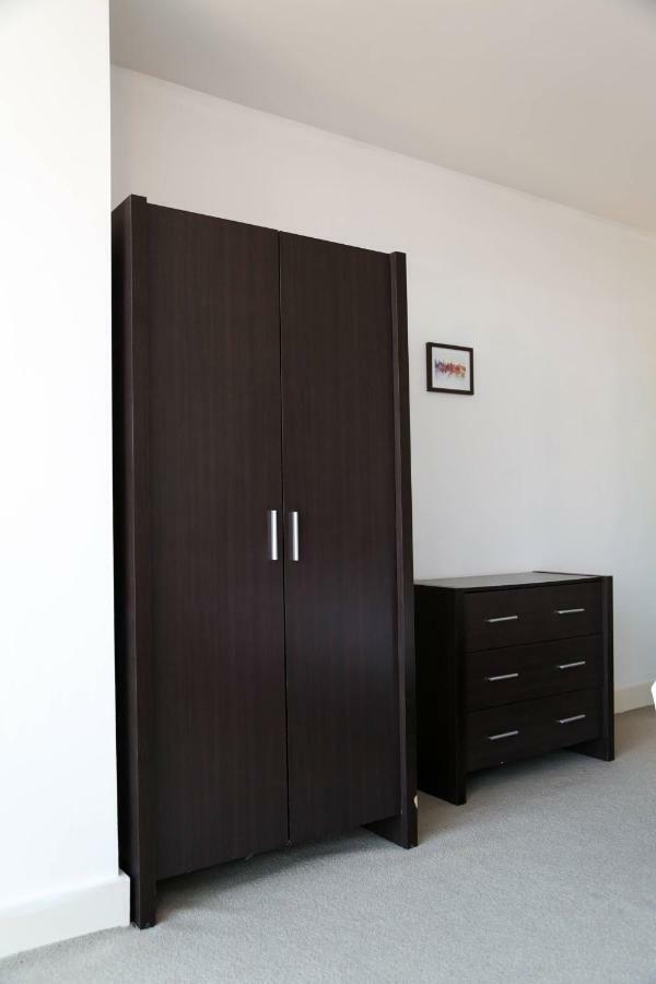 Serviced In Centre - Free Parking - Balcony - By Happy Days Apartment