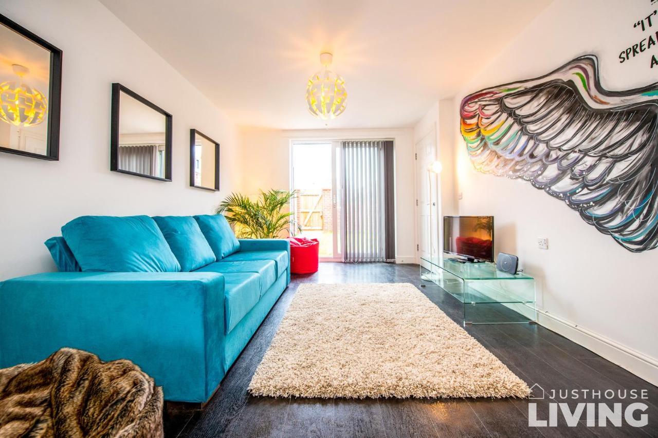 New Spacious Modern Townhouse Free Private Parking