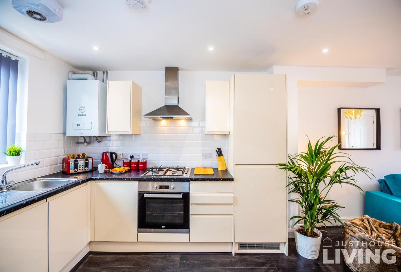 New Spacious Modern Townhouse Free Private Parking Holiday home Liverpool