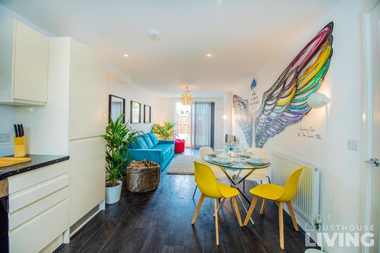 New Spacious Modern Townhouse Free Private Parking Holiday home Liverpool