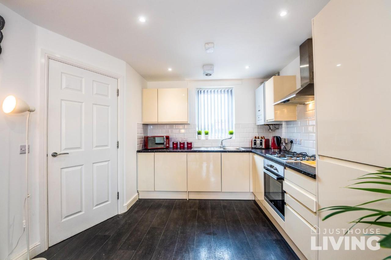 New Spacious Modern Townhouse Free Private Parking Holiday home *