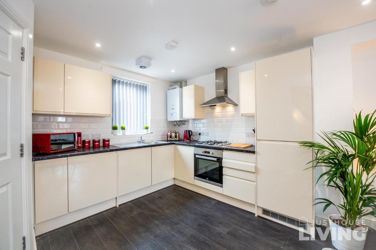 Holiday home New Spacious Modern Townhouse Free Private Parking *