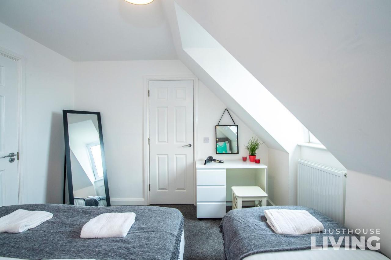 Holiday home New Spacious Modern Townhouse Free Private Parking Liverpool