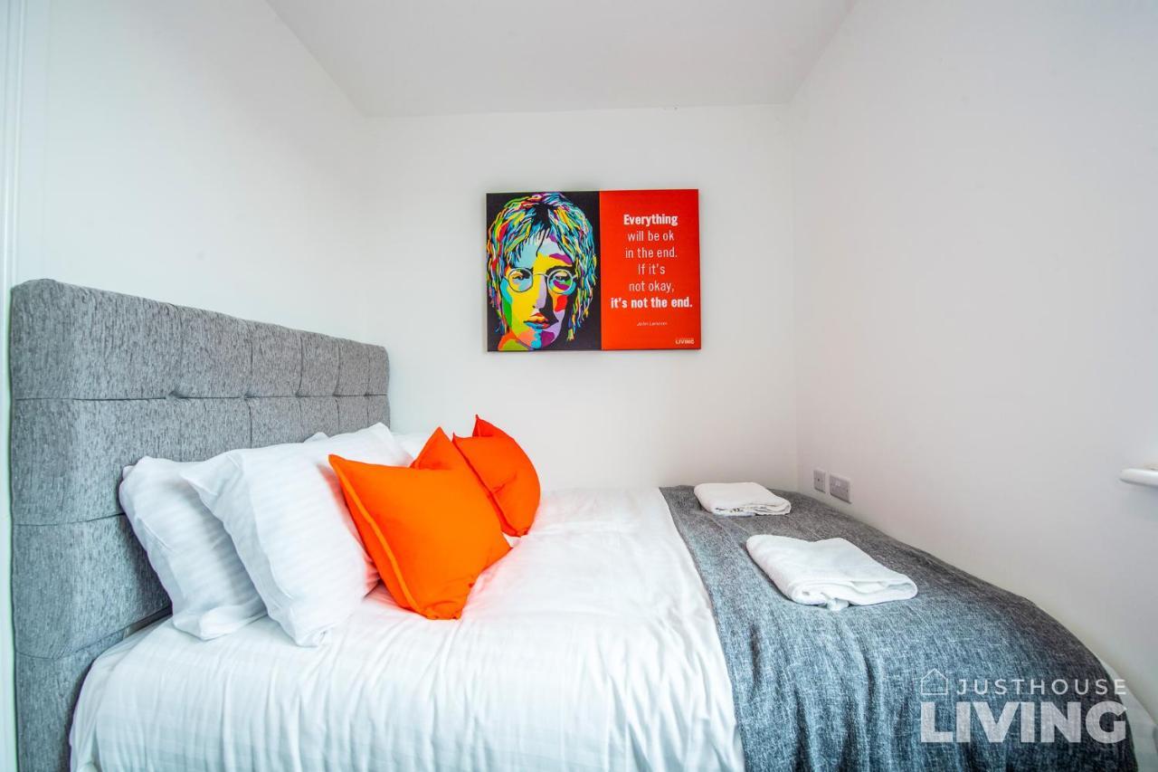 New Spacious Modern Townhouse Free Private Parking *