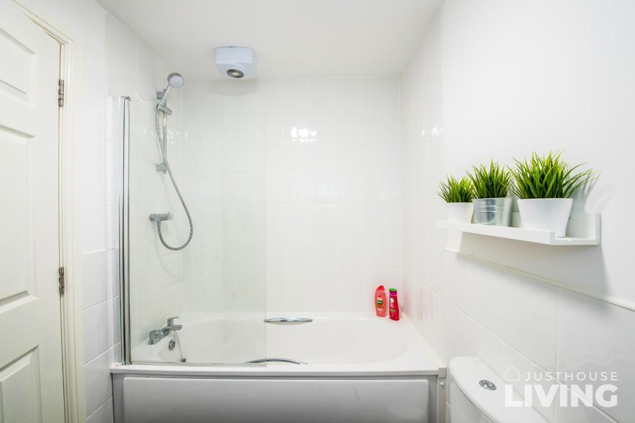 New Spacious Modern Townhouse Free Private Parking Holiday home