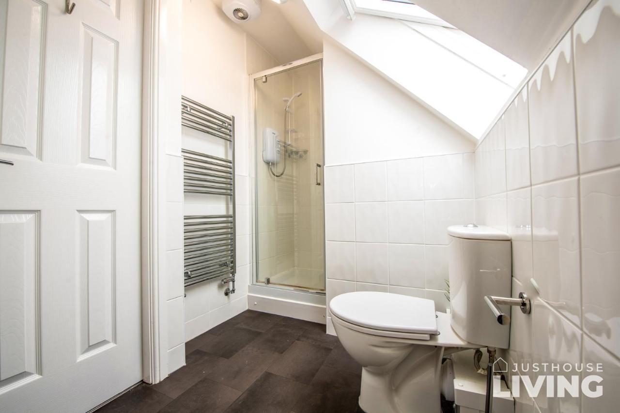 Holiday home New Spacious Modern Townhouse Free Private Parking