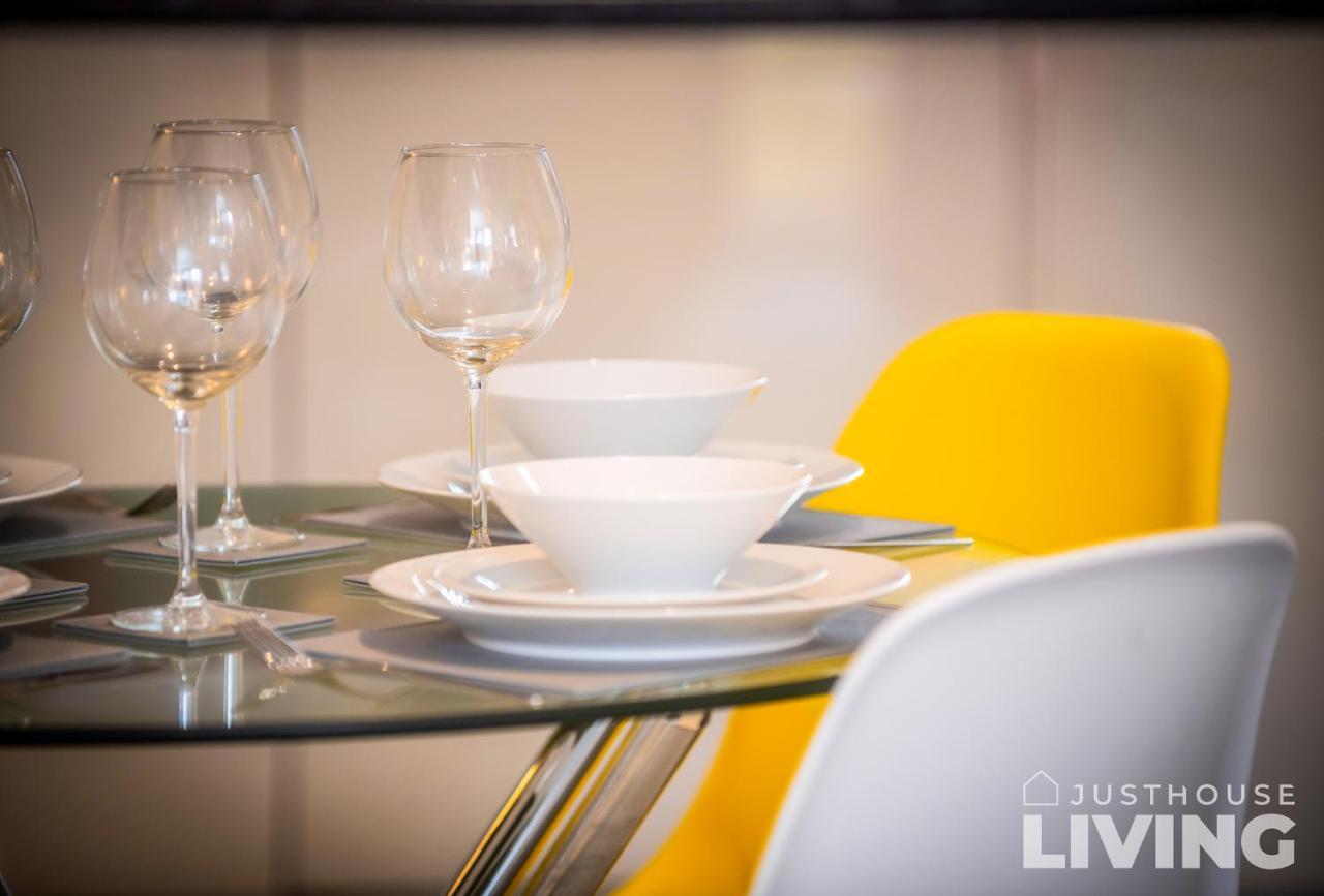 New Spacious Modern Townhouse Free Private Parking Holiday home Liverpool