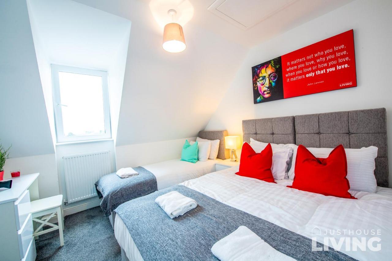 New Spacious Modern Townhouse Free Private Parking Holiday home Liverpool