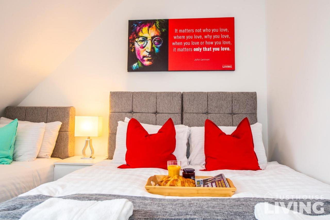 New Spacious Modern Townhouse Free Private Parking Liverpool
