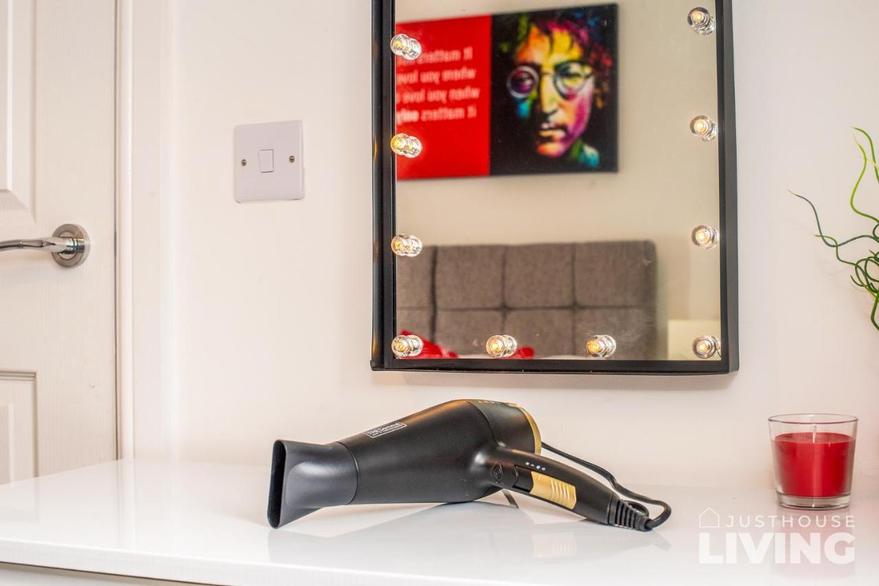 New Spacious Modern Townhouse Free Private Parking * Liverpool