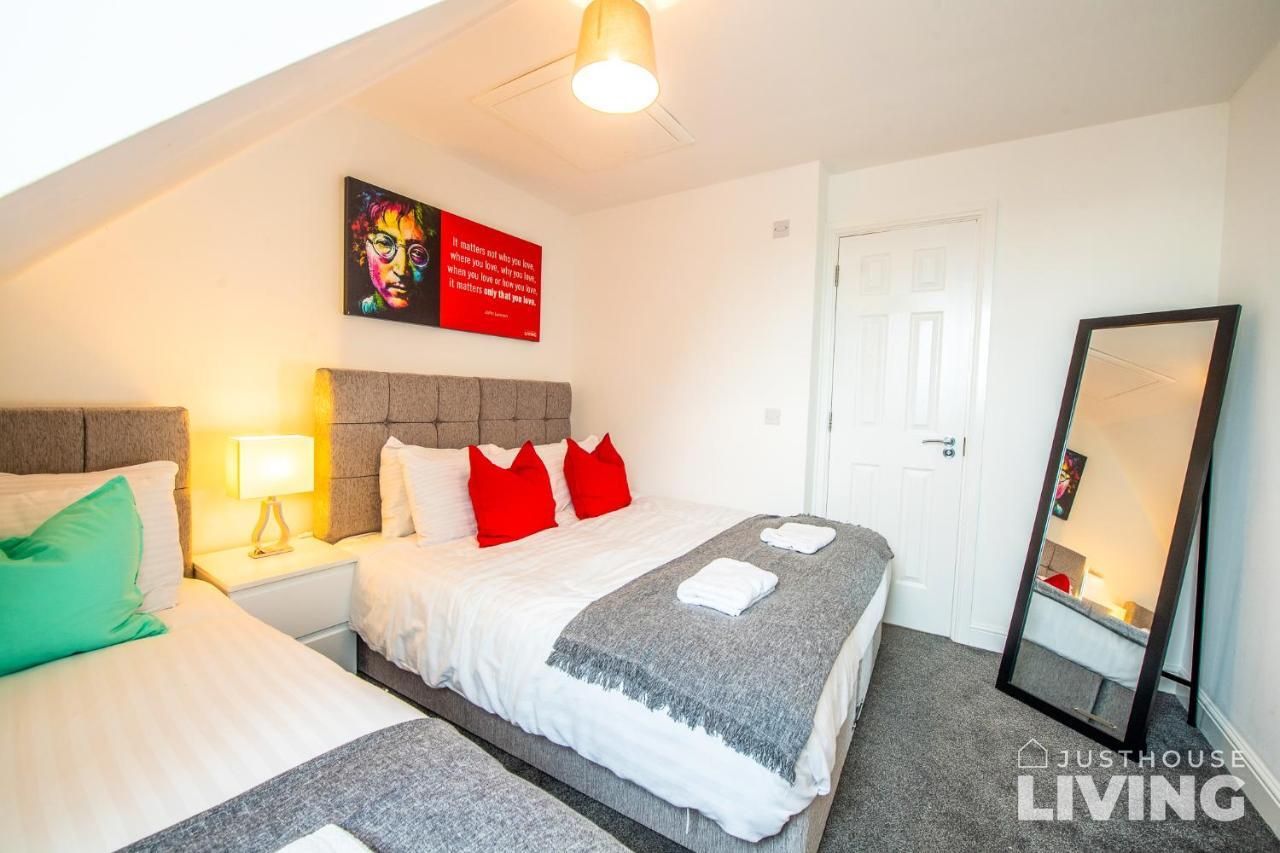 New Spacious Modern Townhouse Free Private Parking Holiday home *