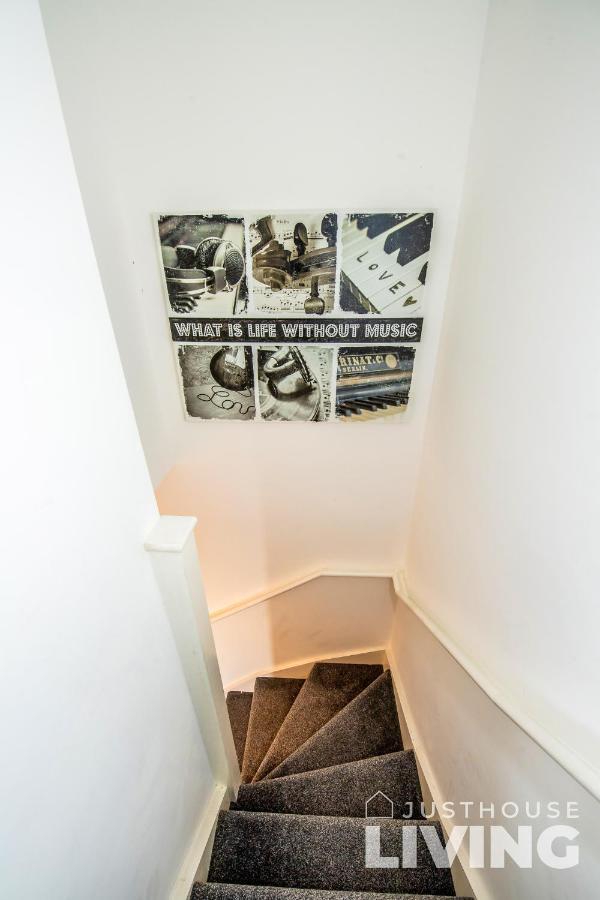New Spacious Modern Townhouse Free Private Parking *