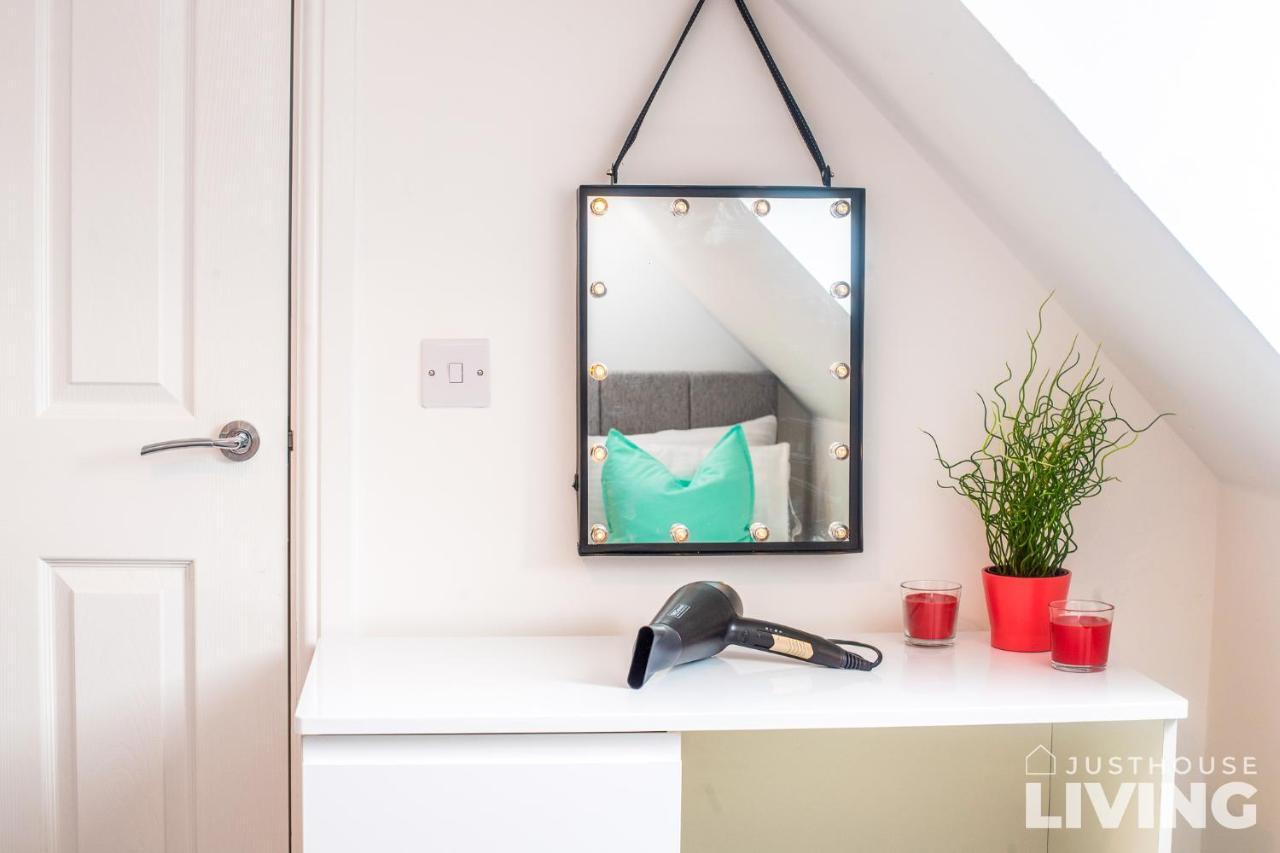 New Spacious Modern Townhouse Free Private Parking Holiday home *