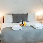 Base Serviced Apartments - Sir Thomas Street
