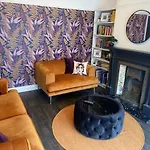 Lovely 2 Bed Full House By The Beach