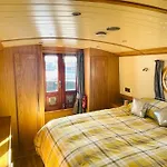 Lovely 2-Bedroom Barge Brunswick Dock Liverpool!