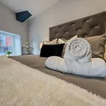 Orange Rentals-High Spec, Midnight Suite, Sleeps 4-Pets Welcome!
