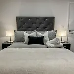 Orange Rentals-High Spec, Midnight Suite, Sleeps 4-Pets Welcome!
