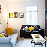 4 Bedrooms Spacious House With 2 Bathrooms Free Parking - Sleeps Up To 10 Guests