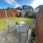 Lovely 2 Bed Full House By The Beach