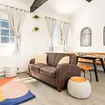 Wood Street - Stylish Prime Location Apartment By Vichy
