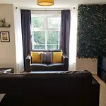 Cosy 2Br Modern Apt With Free Parking
