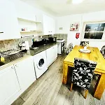 City Centre Apartment With Tennis Table