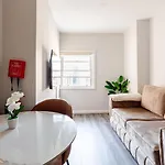 Liverpool City Escape - Modern 1-Bed With Sofa Bed, Sleeps 4 - Perfect For Families & Friends