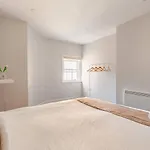 Liverpool City Escape - Modern 1-Bed With Sofa Bed, Sleeps 4 - Perfect For Families & Friends