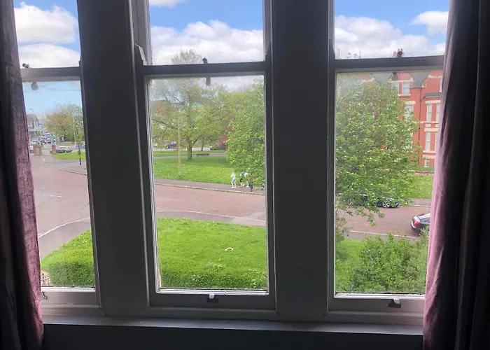 Double-Rooms Free Street Parking Near Lfc