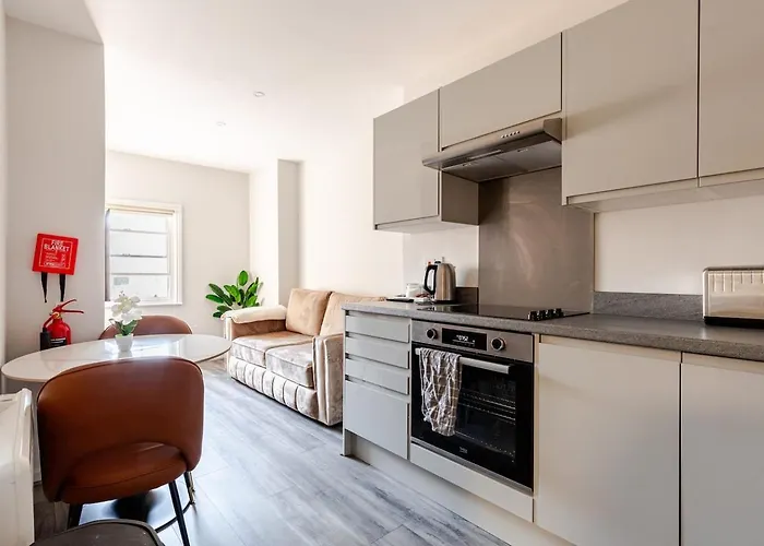 Liverpool City Escape - Modern 1-Bed With Sofa Bed, Sleeps 4 - Perfect For Families & Friends