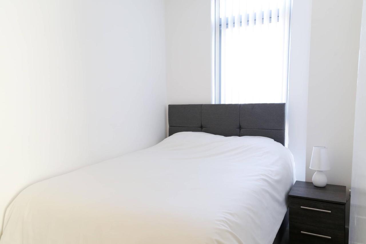 Serviced In Centre - Free Parking - Balcony - By Happy Days *