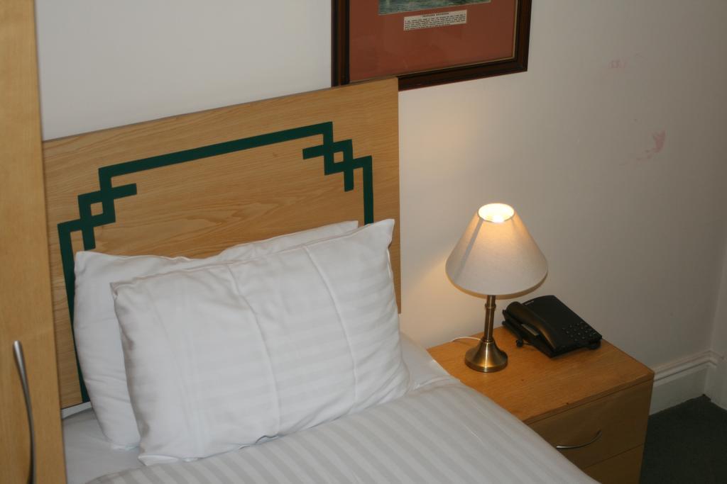 Hotel Hanover & Mccartney's Bar 2*