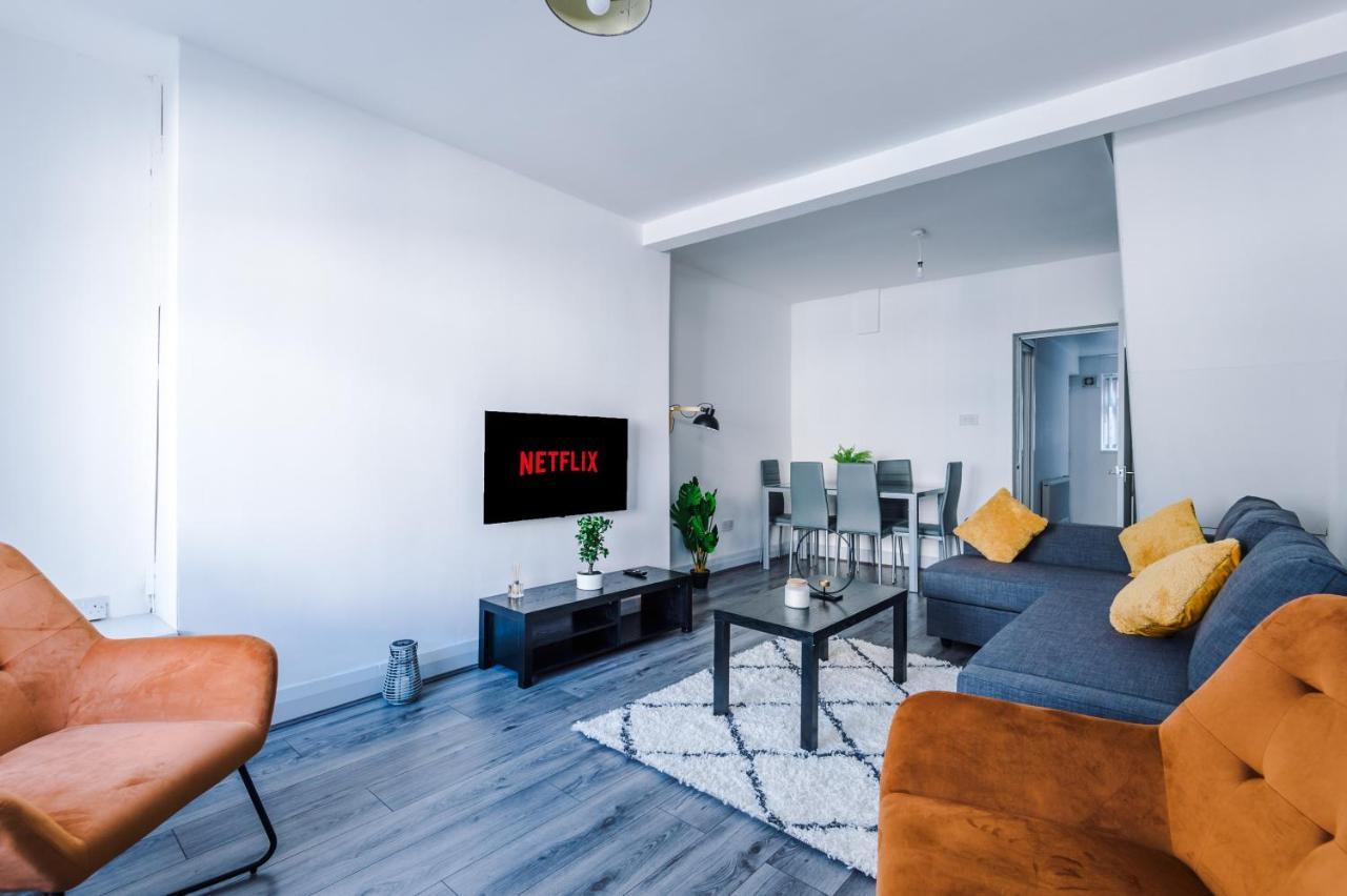 Holiday home Snug Anfield House, Entire With Free Wifi & Netflix *