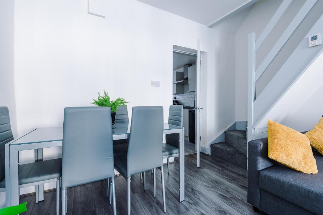 Holiday home Snug Anfield House, Entire With Free Wifi & Netflix *